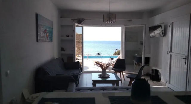 Glymar, Prenota Villa Piso Livadi Paro