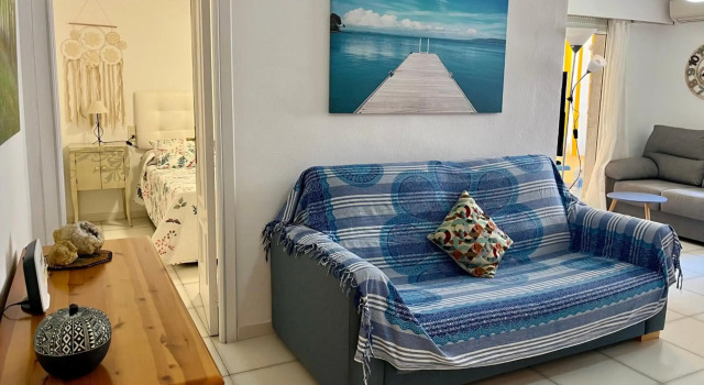 Apartamento con parking y piscina frente al mar para 4 personas