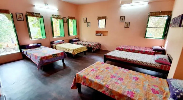 Кровать в общем номере Durag Niwas Guest House