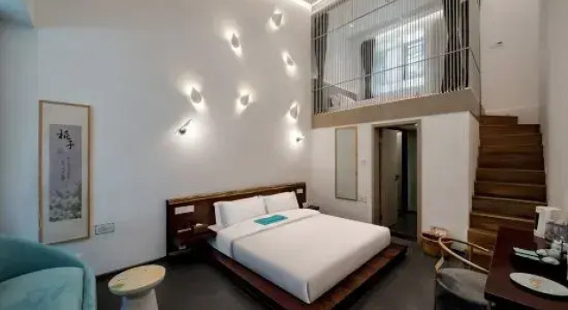 Семейный люкс с видом на внутренний двор Guangzhou Shijian Xiangjing Qixidi Homestay