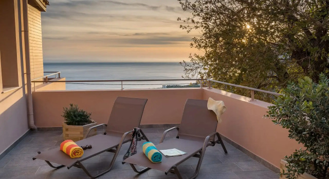 Люкс с 2 комнатами с видом на море Stella in the Village Suites