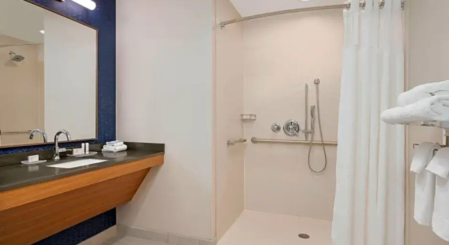 Четырёхместный люкс Fairfield Inn & Suites Madison Historic Eagle Cotton Mill
