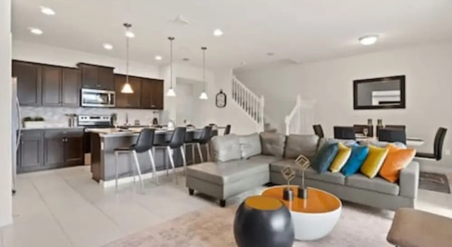 Коттедж Vikram's Stylish Windsor At Westside Home 5 Bedroom Home by Redawning