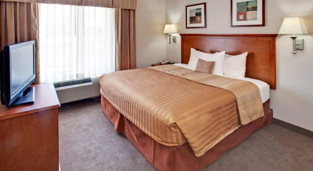 Двухместный люкс c 1 комнатой Candlewood Suites Omaha Airport by IHG