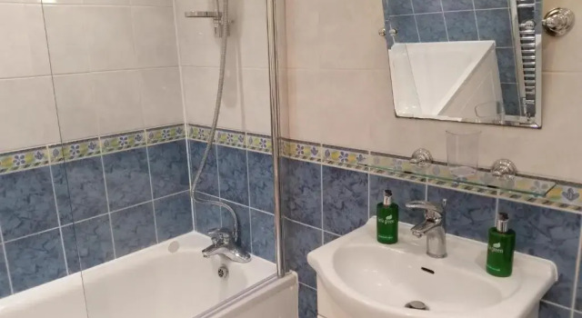 Stay Welcome Flat with Parking near Waterloo & St Thomas, Забронировать Отель Отели Большого Лондона с парковкой, Парковка