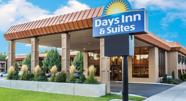 Кровать в общем номере Days Inn & Suites by Wyndham Logan