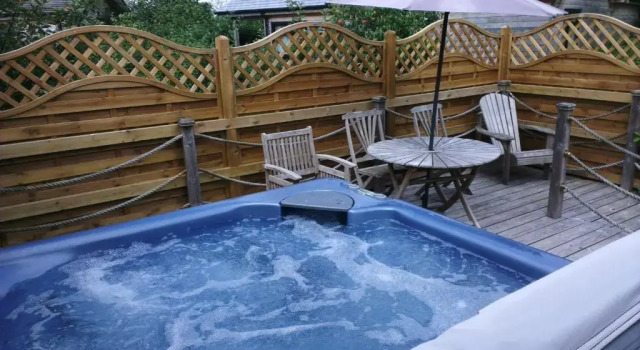 Коттедж с 2 комнатами Tor Farm Lodges - Private Hot Tubs, Shared Seasonal Outdoor Pool, Dog Friendly