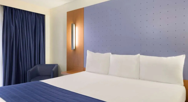 Семейный номер Ramada by Wyndham London North M1