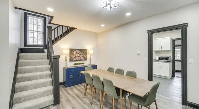 4 Mi to Dtwn: Modern Retreat w/ Yard in Cleveland, Забронировать Дом для отпуска Коттеджи Кливленда, рядом с Кливлендский музей естественной истории, Коттедж