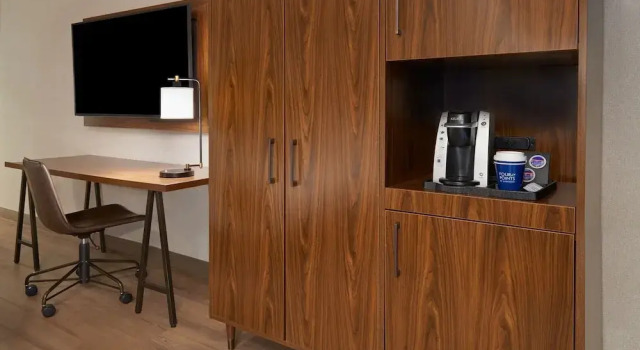 Четырёхместный номер Deluxe Four Points by Sheraton Point Edward Sarnia