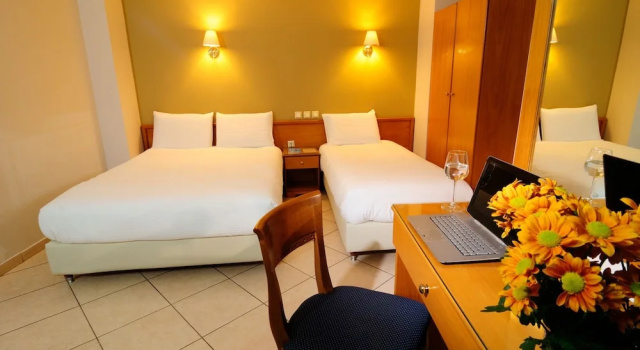 Трёхместный номер Standard с балконом и с видом на город Morfeas Hotel