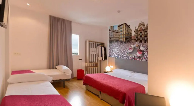 Четырёхместный номер Standard IRAIPE Pamplona Hostal Auto Check-in