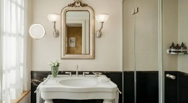 Двухместный номер Business с балконом Grand Hotel LES TROIS ROIS