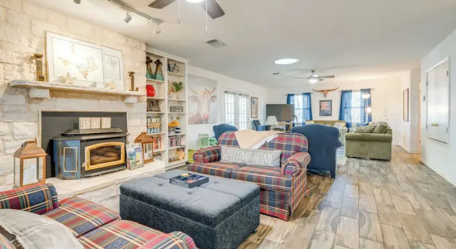 'pecan Creek Haus' Lake LBJ Retreat w/ Boat Dock!, Забронировать Дом для отпуска Хорсшу Бэй Texas Hill Country