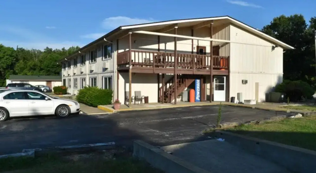 Countryside Inn, Varaa Mini-hotelli Hillsboro Illinois