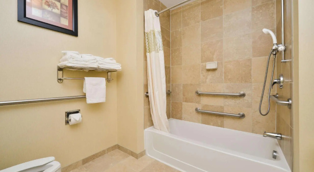 Четырёхместный номер Standard Hampton Inn Clarion