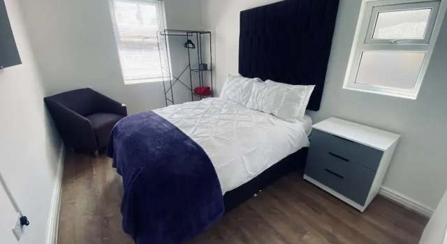 Inviting 5-bed House in Manchester, Забронировать Отель Отели Манчестера с парковкой, Парковка
