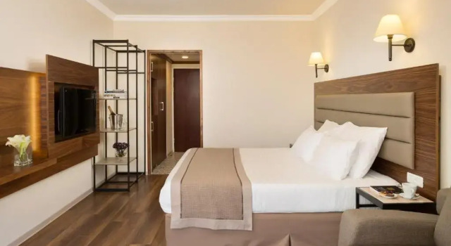Двухместный номер Superior с балконом Golden Crown Hotel