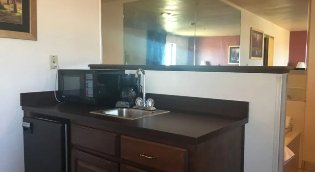 Двухместный люкс Derby Inn & Suites
