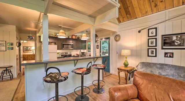Spacious Cabin - 4 Mi to Blue Ridge Parkway!
