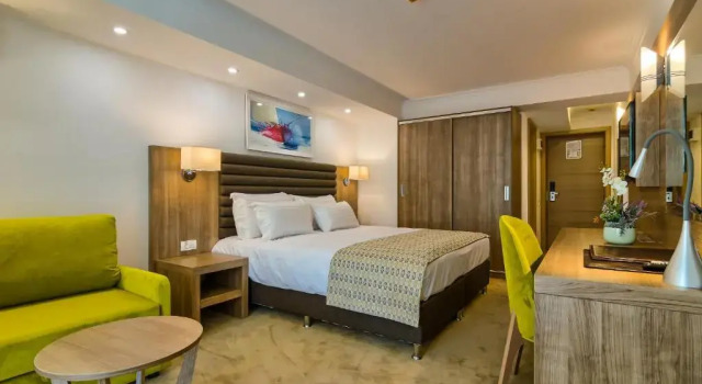 O podwyższonym standardzie dwuosobowy pokój Hotel Saturn