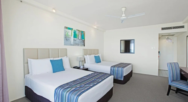 Четырёхместный номер Standard с балконом Rydges Esplanade Resort Cairns
