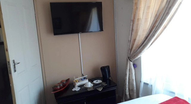 Peace & Lovely Bed and Breakfast, Забронировать Отель Рандбург , рядом с Торговый центр Cresta