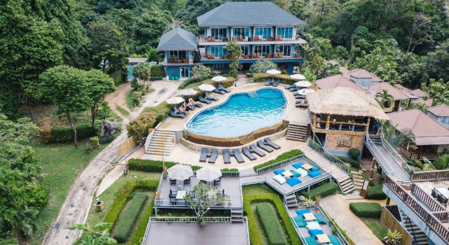 Кровать в общем номере Railay Phutawan Resort