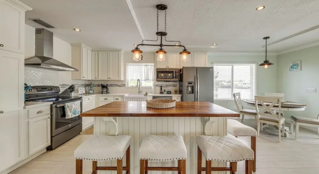 Waterfront Gem w/ Decks, Views & More in Key Largo, Varaa Lomakoti Huvilat kohteessa Florida Keys, Villa