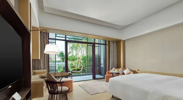Двухместный номер Deluxe с балконом и с видом на озеро Hilton Shanghai Songjiang Guangfulin