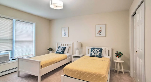 Updated Falmouth Family Home ~ 2 Mi to Beach!, Забронировать Дом для отпуска Фалмут Полуостров Кейп-Код