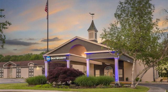 Best Western Mystic Hotel, Забронировать Отель Отели Мистика с бассейном, рядом с Корабль Чарльза У. Моргана в морском порту Мистик, Бассейн