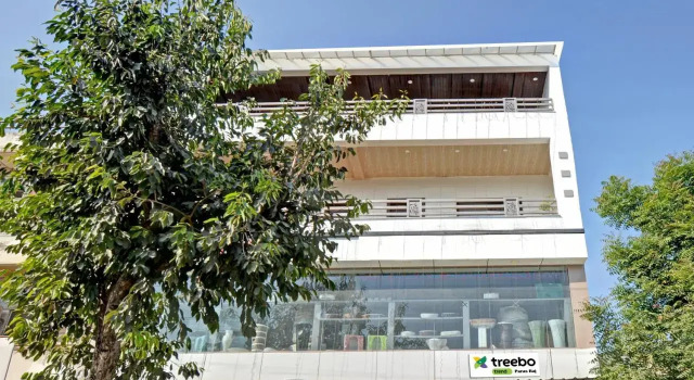 Treebo Paras Raj Near City Palace, Забронировать Отель Отели штата Раджастхана с парковкой, Парковка