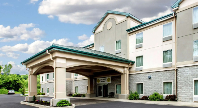 Quality Inn & Suites Fishkill South near I-84, Забронировать Отель Фишкил Hudson Valley, рядом с Мемориальная библиотека Блоджетт