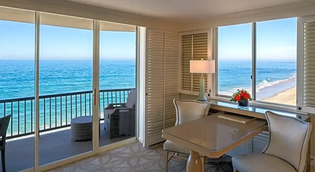 Четырёхместный номер Standard oceanfront Surf & Sand Laguna Beach
