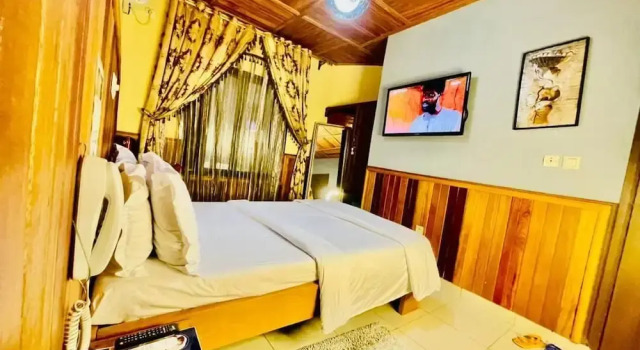 Royal Zimmer Marvel Hotel Buea