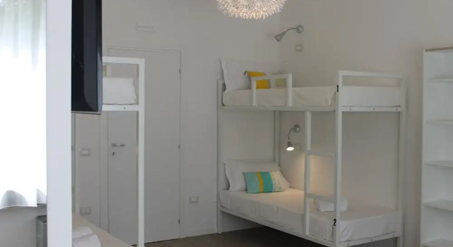 Кровать в общем номере Lake Garda Beach Hostel