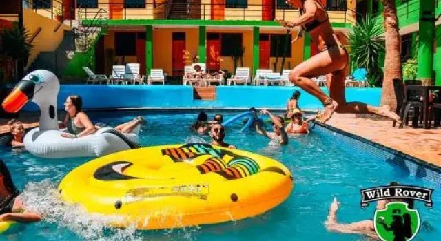 Wild Rover Hostel Huacachina