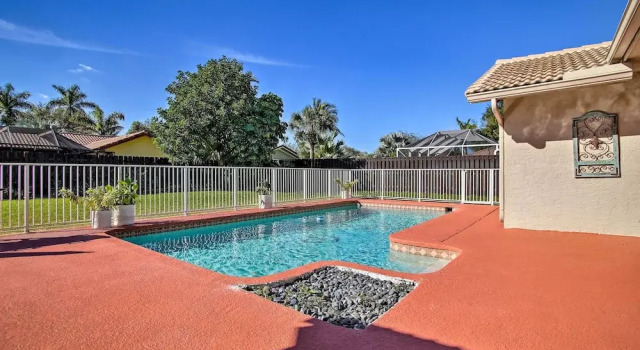 Коттедж Near Golf & Beaches: Coral Springs Home w/ Yard!