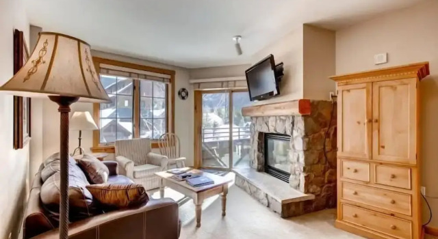 River Run Village 2 Bedroom Condo - 100 yards to slopes, Pool, Hot Tub Access