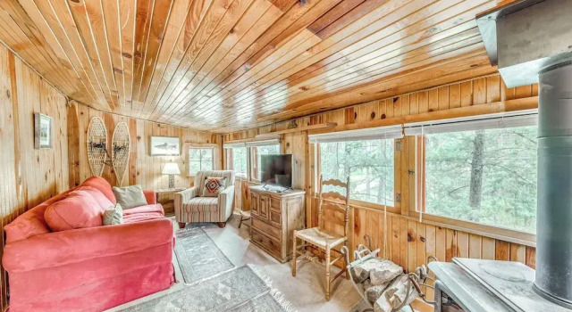 Коттедж с 3 комнатами Cozy Cabin Near Grindstone Lake & Downtown!