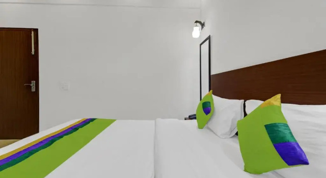 Treebo Noida Grand, Забронировать Отель Нойда штат Уттар-Прадеш