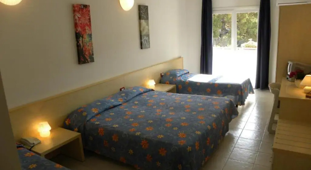 Четырёхместный номер Standard с балконом Hotel Santa Cruz