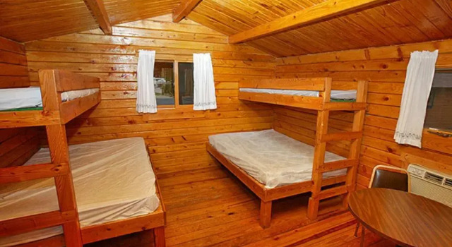 Arrowhead Camping Resort Cabin 1, Забронировать Кемпинг Отели Douglas Center с парковкой, Парковка