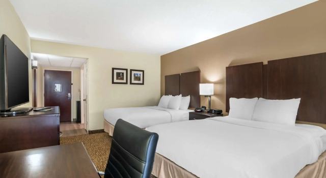 Четырёхместный номер Standard Comfort Inn & Suites Lake Norman