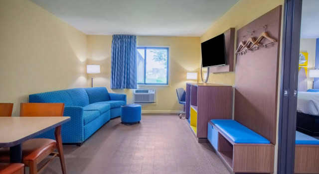 Days Inn & Suites by Wyndham Waterloo, Брондау Қонақ үй Уатэрлу Iowa