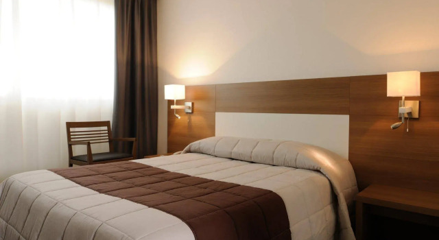 Forum Hotel, Rezerwuj Hotel Hotele w Rhône z parkingiem, Parking