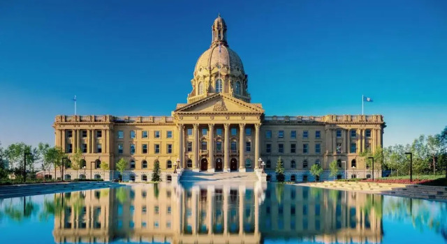 FRENCH GARDEN ESCAPE I Walk to River Valley I w free parking & Fast WiFi!, Rezervați Hotel Northwest Edmonton Edmonton, aproape de Laurier Park