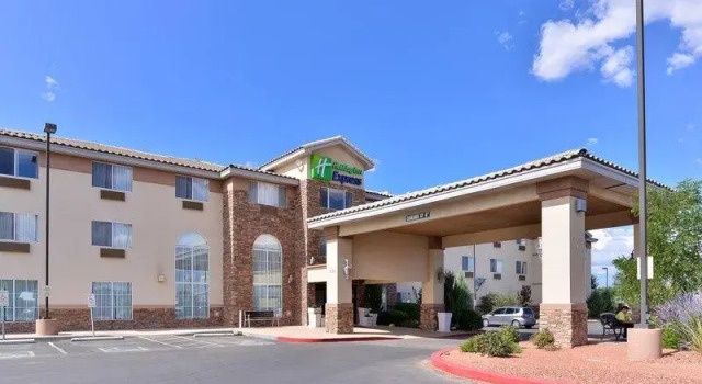 Кровать в общем номере Holiday Inn Express & Suites Farmington Bloomfield by IHG
