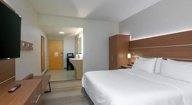 Двухместный номер Standard c 1 комнатой Holiday Inn Express Hotel & Suites Woodbridge by IHG